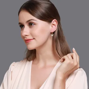 Élégantes boucles d'oreilles créoles papillon en or pour femmes avec détails en zircon