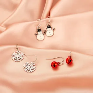 Ensemble de boucles d'oreilles de Noël avec bonhomme de neige, flocon et cloche