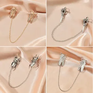 Viste dettagliate di spille vintage a forma di insetto con cicale e catene metalliche