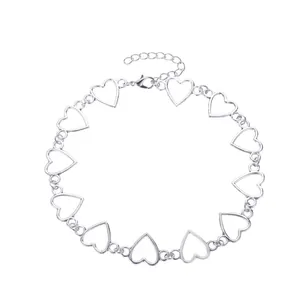 Minimalistisches silbernes Halsband mit hohlen Herzanhängern und polierter Metallkette