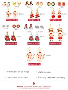 Dettaglio del set di orecchini natalizi con Babbo Natale e motivi festivi vari