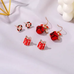 Set di tre paia di orecchini natalizi con Babbo Natale e campanelli su seta bianca