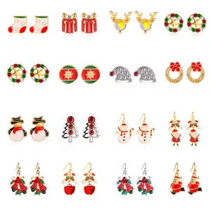 Set di 16 paia di orecchini natalizi con Babbo Natale, renne e campanelli su sfondo bianco
