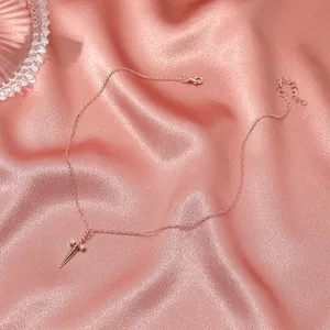 Collana con ciondolo a spada decorata a croce in oro rosa con catena regolabile