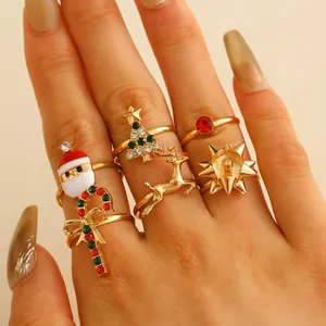 Ensemble de 5 bagues de Noël dorées avec renne, Père Noël et motifs d'arbre festifs