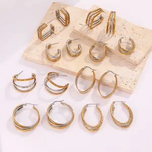 Boucles d'oreilles créoles géométriques en acier poli, motifs superposés or et argent