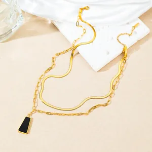 Dettaglio della collana a doppio strato placcata oro 18K con ciondolo a trapezio nero lucido