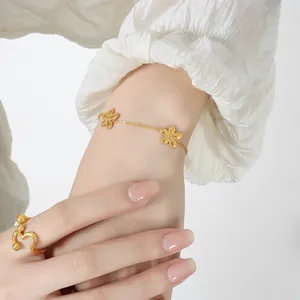 Schmuckset aus Titanstahl mit Blumenarmband und gewelltem Ring für Damenmode