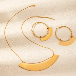 Minimalistische goudkleurige roestvrijstalen sieradenset met waaierketting en oorbellen