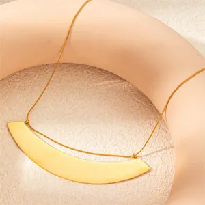Gouden waaiervormige hanger ketting met een gladde slangenketting voor dames stijl