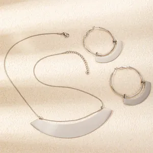 Minimalistische zilveren waaiervormige sieradenset met ketting en grote ronde oorbellen