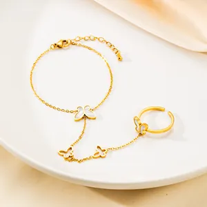 Elegante bracciale anello a farfalla dorato con inserti in madreperla e anello aperto