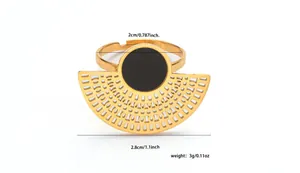 Dettaglio delle dimensioni dell'anello geometrico dorato con intarsio nero e trafori