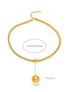 Dettaglio macro della collana in titanio dorato con catena a maglia cilindrica e pendente