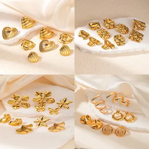 Colección detallada de pendientes de acero dorado con motivos de flores y corazones