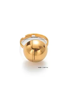 Vista dettagliata dell'anello a sfera dorata regolabile con diametro 1,6 cm e peso di 3,1 g