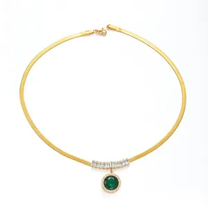 Elegante collana in titanio dorato con una grande pietra verde e dettagli in zircone