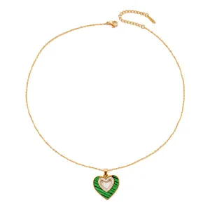 Collana in acciaio al titanio dorato con cuore in malachite e zirconi incastonati