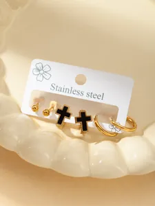 Details von Edelstahl-Ohrring-Set mit goldenen Kugeln, schwarzen Kreuzen und kleinen Reifen