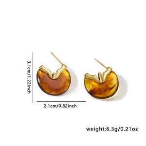 Orecchini geometrici in resina ambrata con inserti in metallo dorato e misure del prodotto