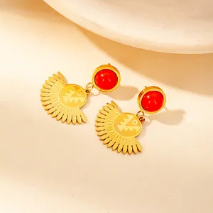 Elegante goldene Ohrringe mit roten Perlen im Vintage-Sonnendesign für Frauen