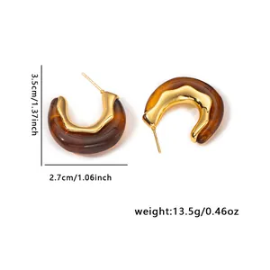 Orecchini a perno retrò a forma di C in metallo dorato e resina marrone con texture a onde