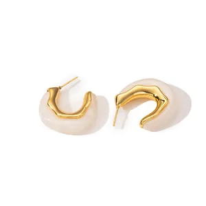 Orecchini a perno vintage in metallo dorato e resina ambrata per donna dal design minimalista