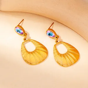 Vintage-Goldohrringe mit schillernden lila Steinen und hohlem Tropfen-Design