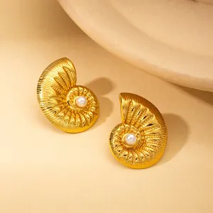 Unregelmäßige goldene Muschelohrringe mit Perleneinlage und radialer Strukturprägung