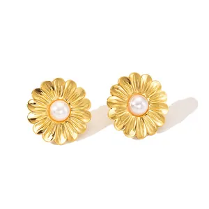 Elegante goldene Blumenohrstecker mit zentraler Perle und strukturierten Blütenblättern