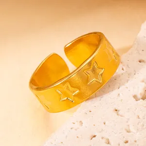 Détail de la bague en acier inoxydable plaqué or avec motifs d'étoiles à cinq branches