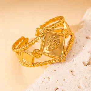 Détail macro de la bague œil maléfique dorée avec des ornements géométriques