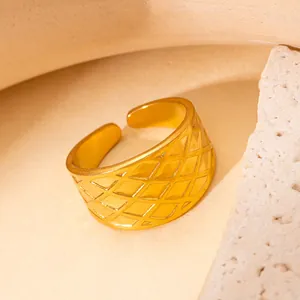 Vue macro de la bague en acier inoxydable doré à motif matelassé et design ajustable
