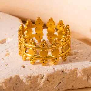Makro-Detail eines vergoldeten Vintage-Rings mit geometrischem Kronenmuster-Design