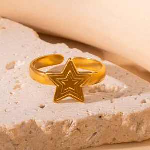 Detail eines verstellbaren Goldstern-Rings auf Steingrund mit kunstvollem Licht