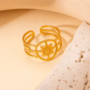 Détail d'une bague en acier inoxydable doré avec motif soleil bohème et perles