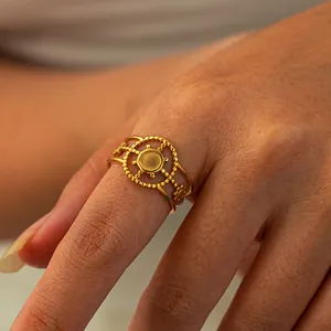 Détail d'une bague géométrique en acier inoxydable doré au style bohème