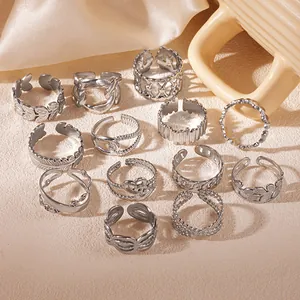 Detail von 12er-Set silberne Edelstahlringe mit verstellbarem Design und verschiedenen Texturen