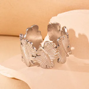 Detailaufnahme des verstellbaren Rings aus silbernem Edelstahl mit tropischem Palmenblatt