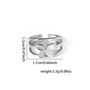 Détail macro d'une bague ajustable en acier inoxydable argenté avec motif floral triple