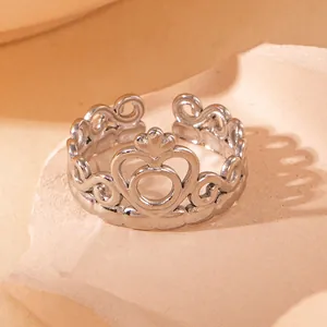 Eleganter silberner Edelstahlring in Kronenform mit hohlgearbeitetem Muster