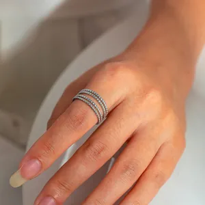 Nahaufnahme minimalistischer Silber-Perlenringe aus Edelstahl an der Hand eines Models