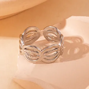 Detaillierte Nahaufnahme eines verstellbaren Edelstahlrings mit ovalem Hohlraumdesign