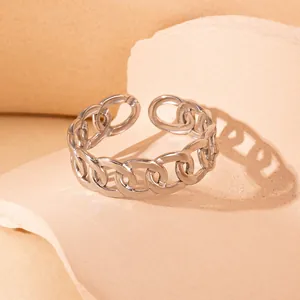 Detail eines verstellbaren silbernen Edelstahlrings mit kubanischem Kettenglied-Design