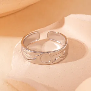Makroaufnahme von silbernem Titanstahlring mit gravierten Mustern und offenem Design