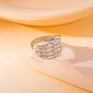 Macro-opname van de zilveren knuffelring met gepolijste textuur en verstelbaar ontwerp