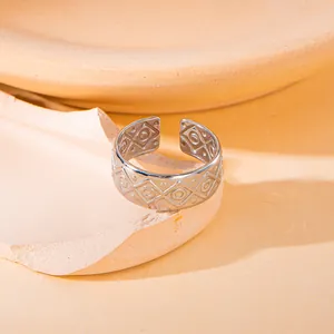 Gedetailleerde macro-opname van een retro roestvrijstalen ring met geometrisch motief