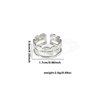 Detailweergave van zilveren gelaagde ring met afmetingen 0,9cm hoogte en 1,7cm diameter