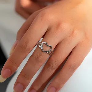 Macro-opname van een holle hartvormige titanium stalen ring met getextureerde randen