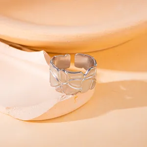 Macro-opname van zilveren minimalistische ring met geometrische textuur en band